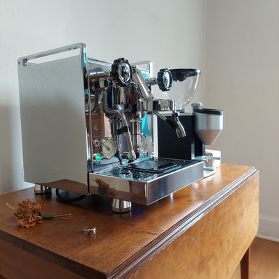 rocket appartamento with custom drain tray and diverter spout on wooden table