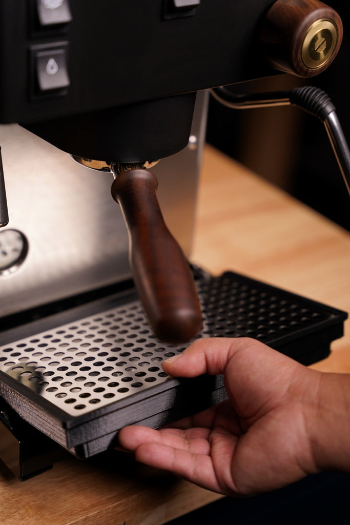hand removing pantechnicon drain tray from rancilio pro x